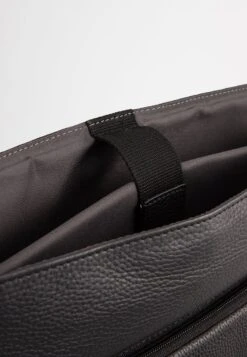 Strellson KENNINGTON MESSENGER LHF / NF VON NEWTON SERIE - Umhängetasche - Black -Strellson 42c589c09269478eaa06fd1d1abd3e0e