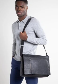 Strellson KENNINGTON MESSENGER LHF / NF VON NEWTON SERIE - Umhängetasche - Black -Strellson 97246fafa4c14e3c898988aff591e314 1